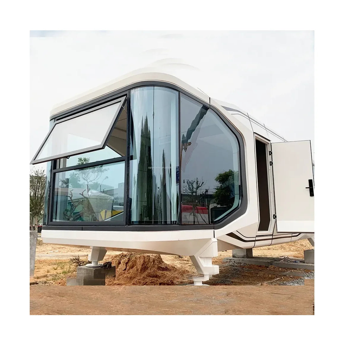 Prefabricated Luxury Hotel Modern Space Capsule Style
Camping House Tiny House Outdoor Mobile Capsule House
